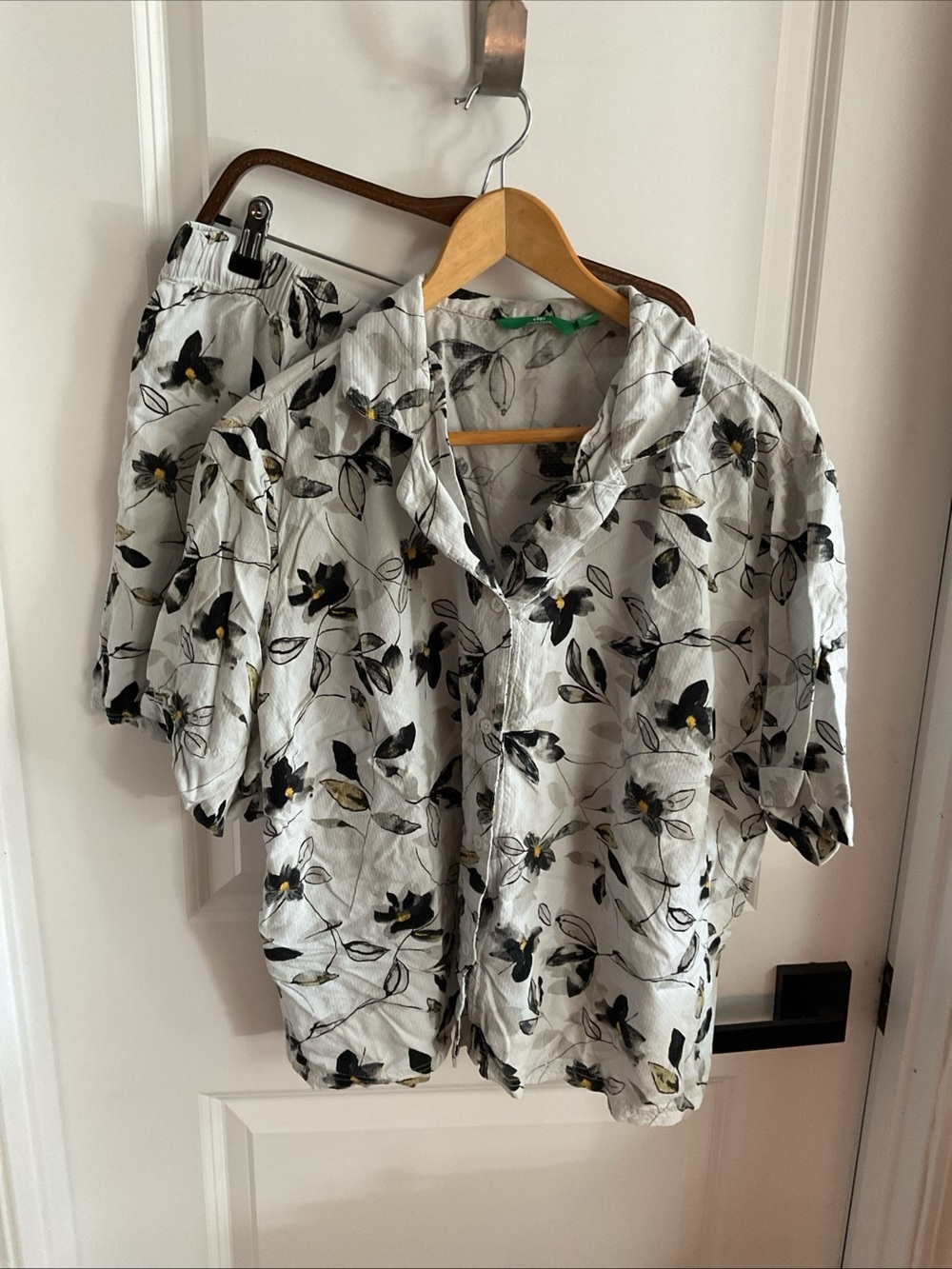 dip - Women's Two-Piece Floral Pajama Set - White with Black & Yellow Flowers